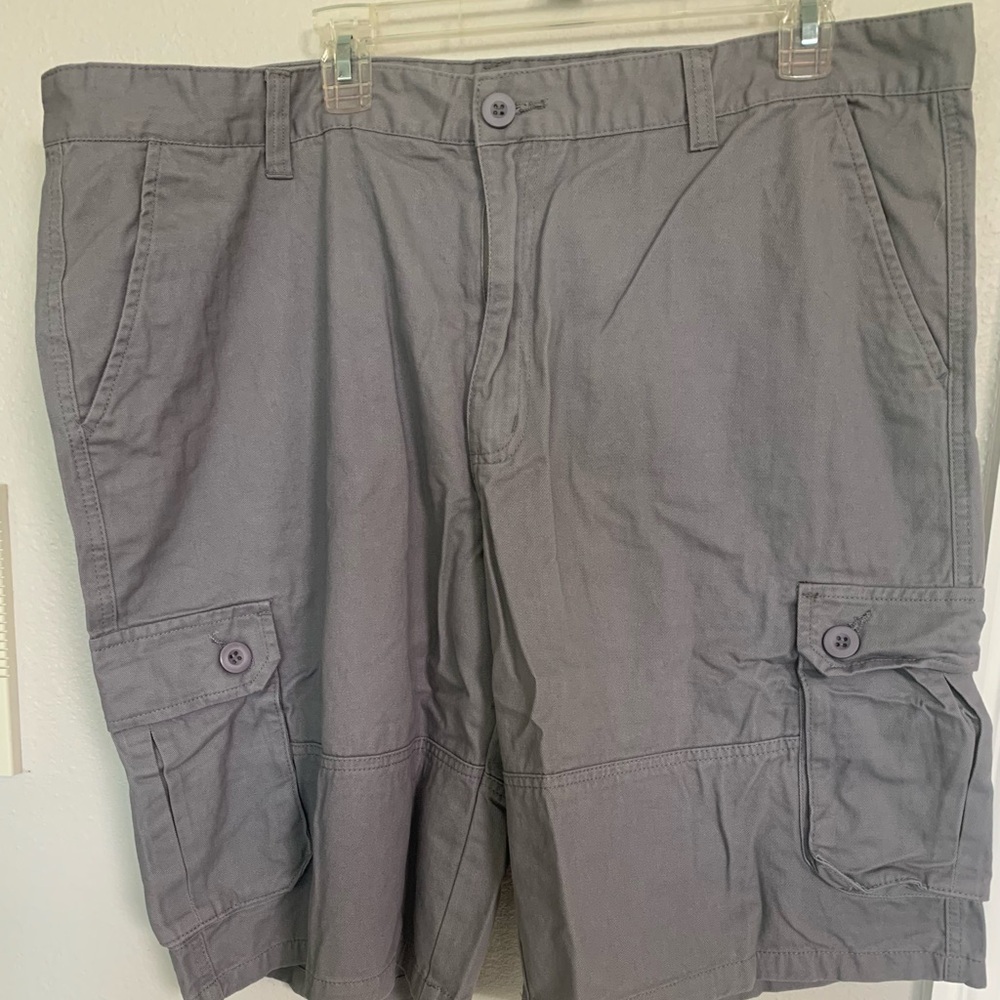Men’s Gray Cargo Shorts with Utilitarian Design